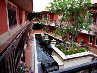 Pretty Resort Hotel and Spa Bangkok - Fish Pond & Garden